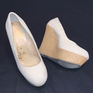 Brash linen shoe with straw heel